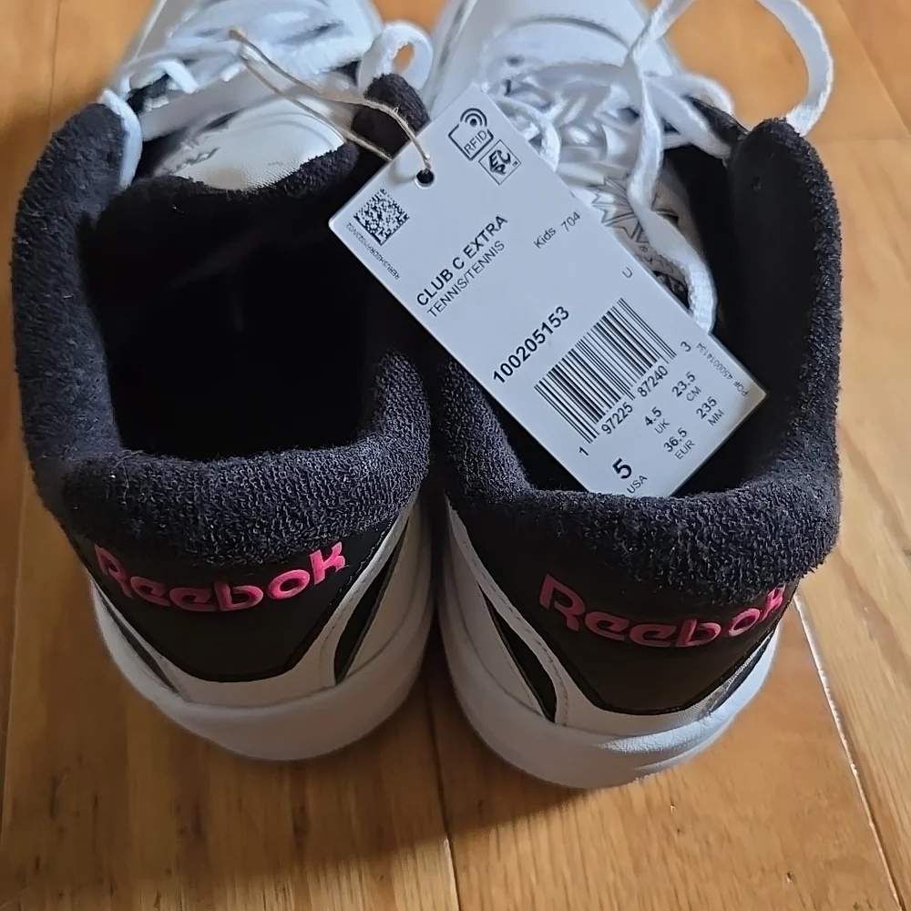 NWT Reebok girls size 5 Sneakers - White with Black Accents Pink letters